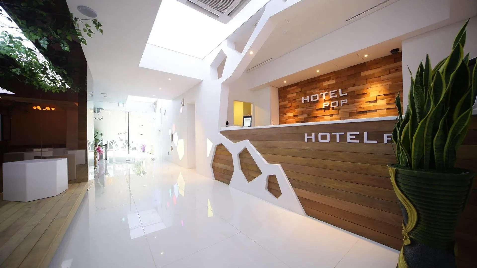 Pop1 Hotel contacts